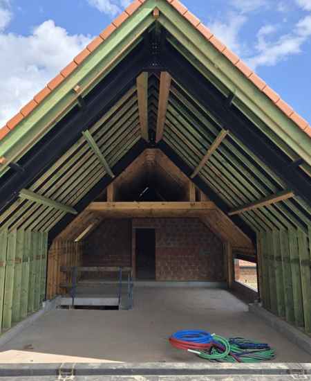 Houten dakconstructie met spanten en kepers tijdens daktimmerwerken