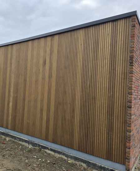 Houten gevelbekleding met verticale latten geplaatst door Dakwerken Van Nieuwenhove