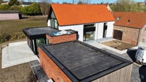 Plat dak op een moderne aanbouw met strakke dakrandafwerking